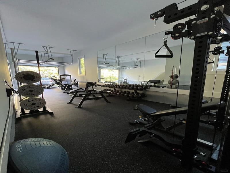 Close up of compression cutting technique on rubber gym mats